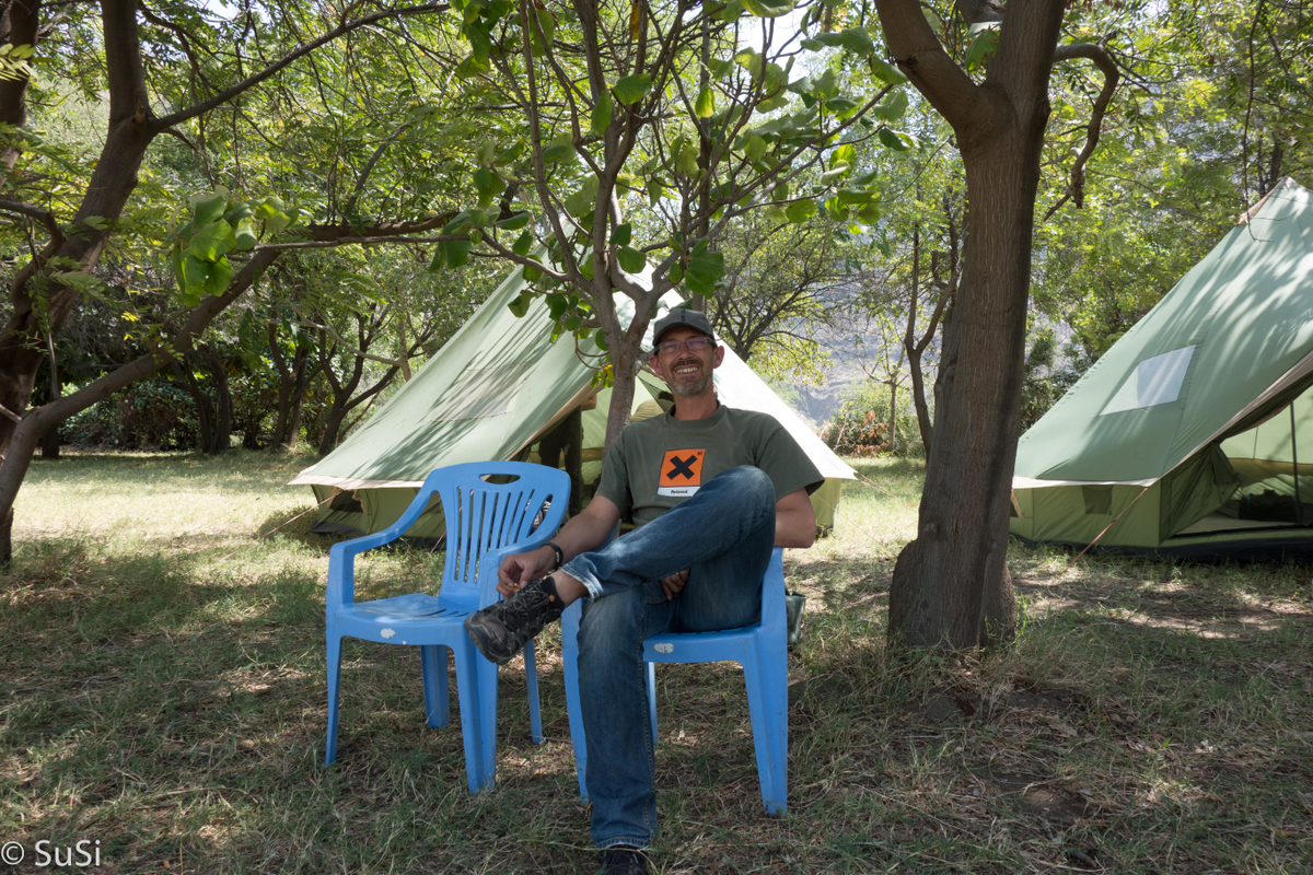 Stephan vor unserem Zelt auf der Campside Lake Natron