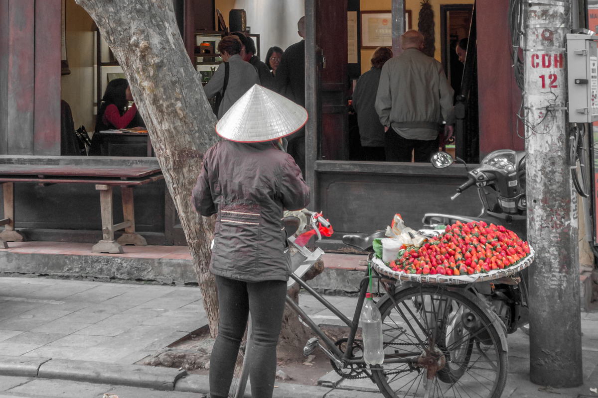HERO - Vietnam Frau mit Erdbeeren