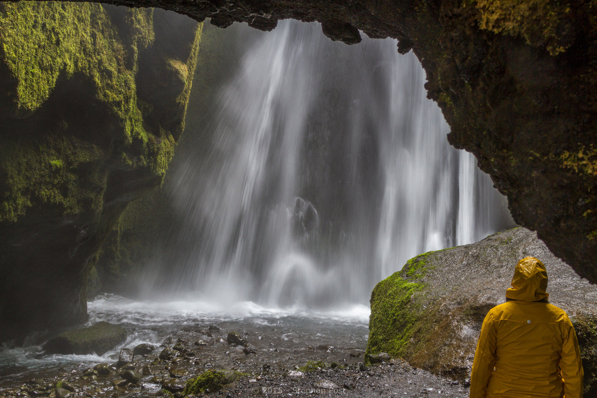 wasserfall-in-der-höhle-am-seljalandsfoss-island